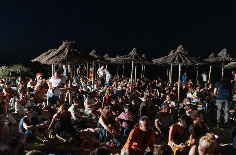 Torre Guaceto, prima del concerto dell'Orchestra Popolare liberata in mare la tartaruga «Taranta»