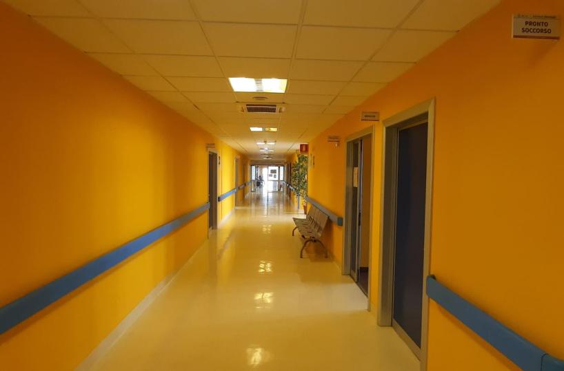 Bari, uomo si presenta al pronto soccorso con ferite d'arma da fuoco al piede: indaga la polizia