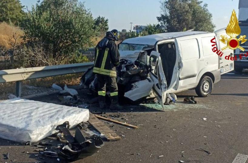 Gallipoli, furgone si schianta sulla SS101, conducente rimane incastrato: in ospedale