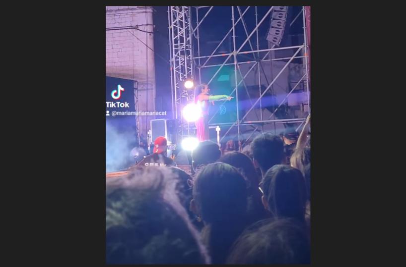 Sammichele, lanciano bottiglia sul palco a Elettra Lamborghini: la cantante furiosa 