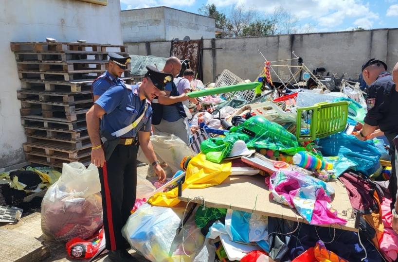 Porto Cesareo, sequestrati duemila gonfiabili e ombrelloni abusivi, venditori dileguati