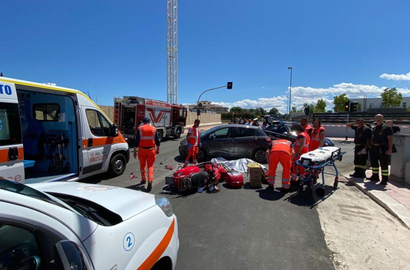 Bari, in Vespa in via Fanelli finisce contro un'auto in corsa: muore 78enne
