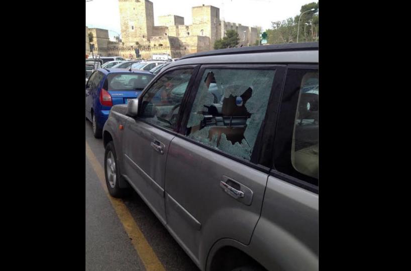 Bari, coppia svedese derubata in pieno centro: «spaccata» all'auto, furto dei bagagli