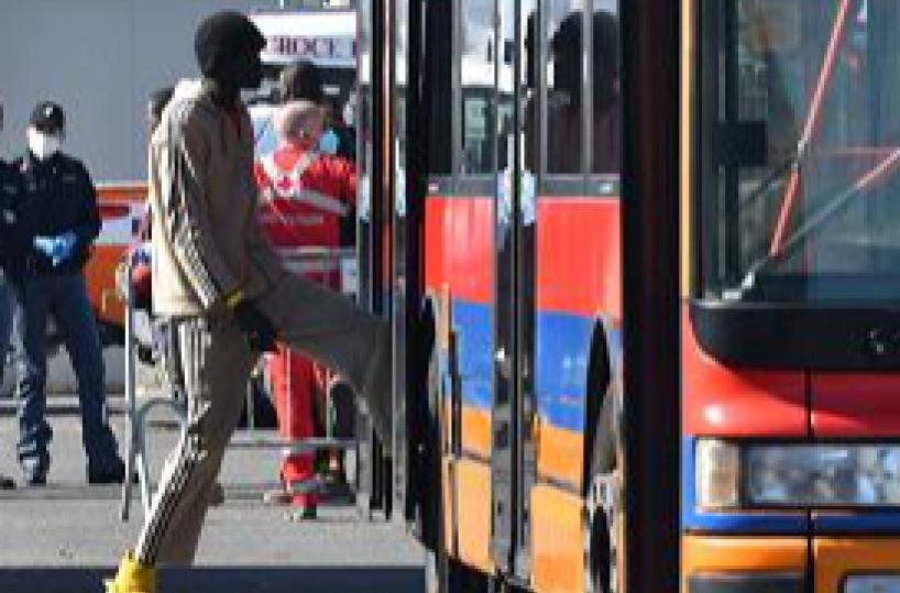 Brindisi, autista di bus delle Ferrovie Sud-Est non fa salire 2 immigrati nonostante avessero i biglietti