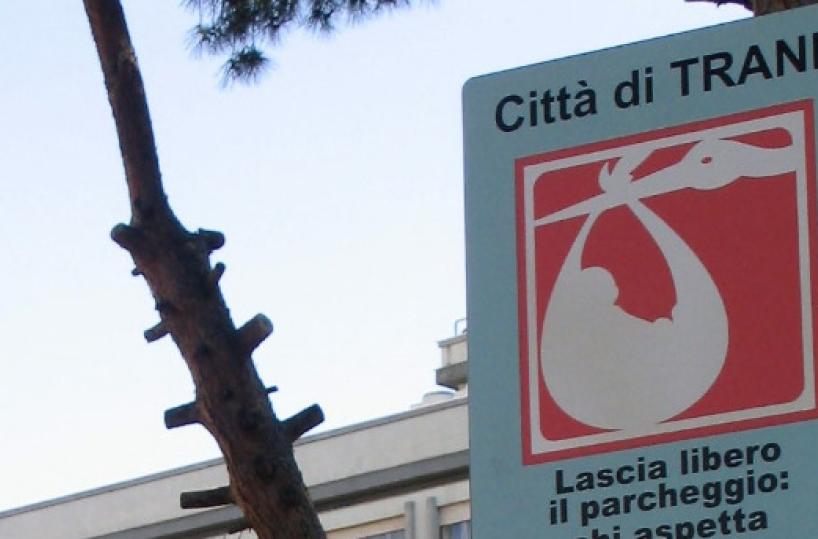 Trani, nuovi stalli rosa per le automobiliste incinte o genitori con bimbi piccoli