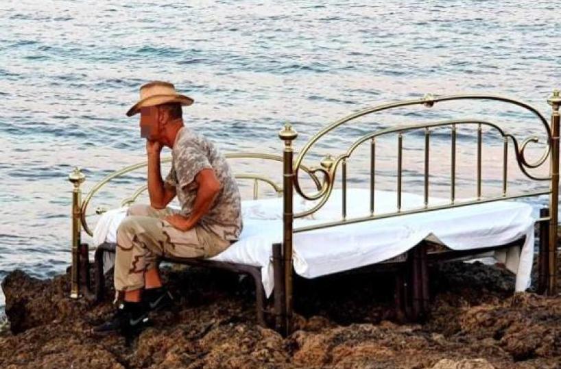 Porta il letto sugli scogli per ammirare le stelle cadenti. Il sindaco di Ugento: «Non si ripeta più»