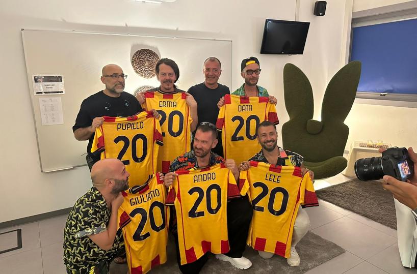 Galatina, verso Negramaro 20: consegnate le maglie del Lecce alla band
