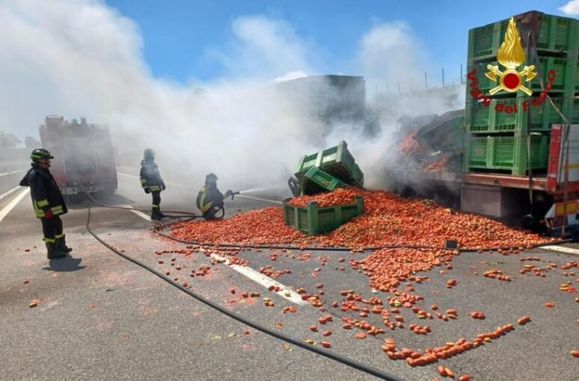 Tir di pomodori proveniente dalla Puglia in fiamme sulla A16, disagi per il traffico