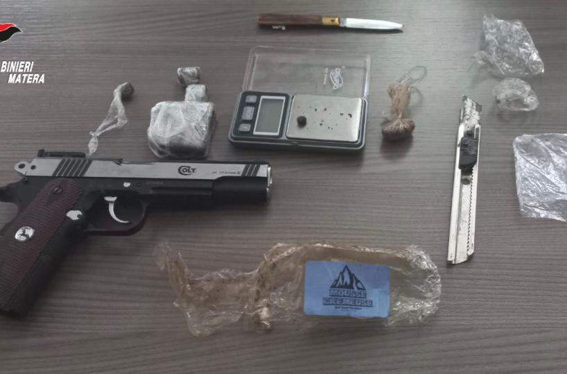 Minacce con pistola ad aria compressa: arrestato 25enne a Matera