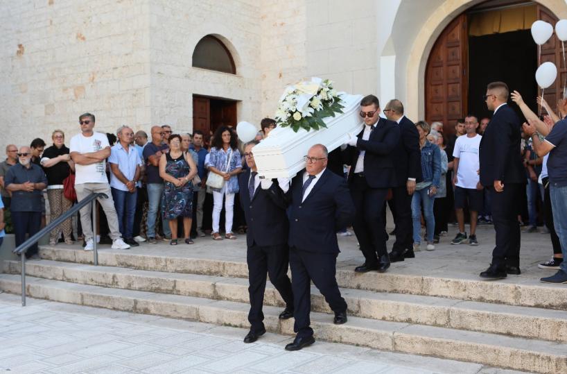 Pezze di Greco: folla in lacrime, fiori e palloncini ai funerali del bimbo morto in piscina