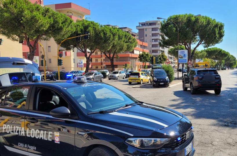 Foggia, impatto tra due auto, una delle due sbalzata sul marciapiedi, 4 feriti