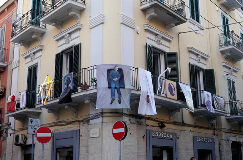 A Bari la mostra d’arte è sul balcone: «Il mattino ha Lory in bocca»