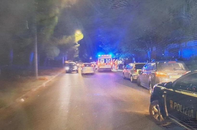 Brindisi, cerca il cellulare in borsa mentre guida e si schianta su tre auto