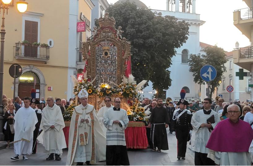 Foggia, dopo la processione il messaggio ai giovani: «Non arrendetevi»