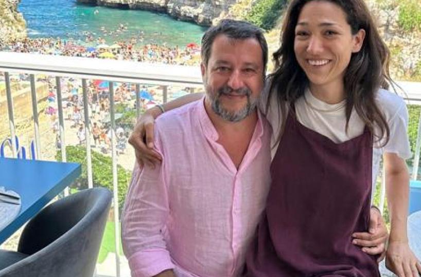 Ferragosto a Polignano ? La meraviglia del mare conquista il ministro Salvini