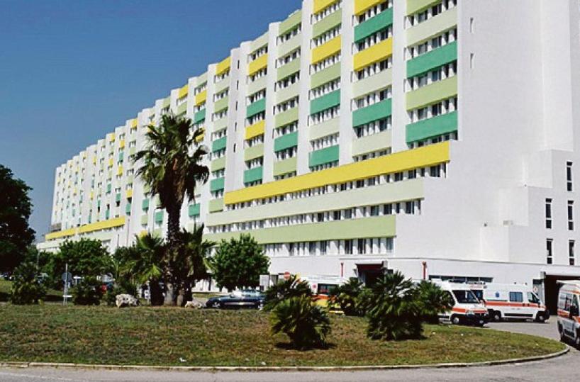Torre Santa Sabina, accoltellato nella notte il guardiano di un lido della zona 