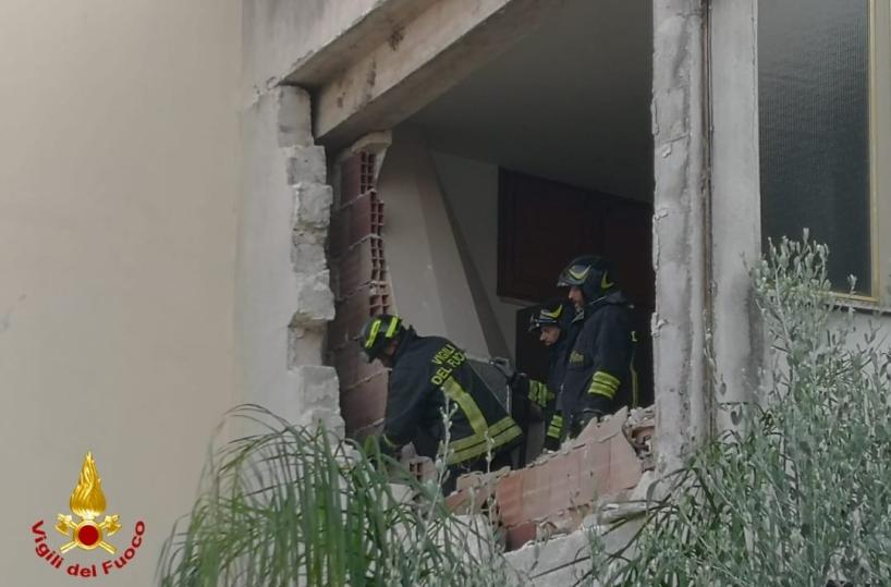 Boato a Oria, esplode bombola di gas in casa: anziana ferita