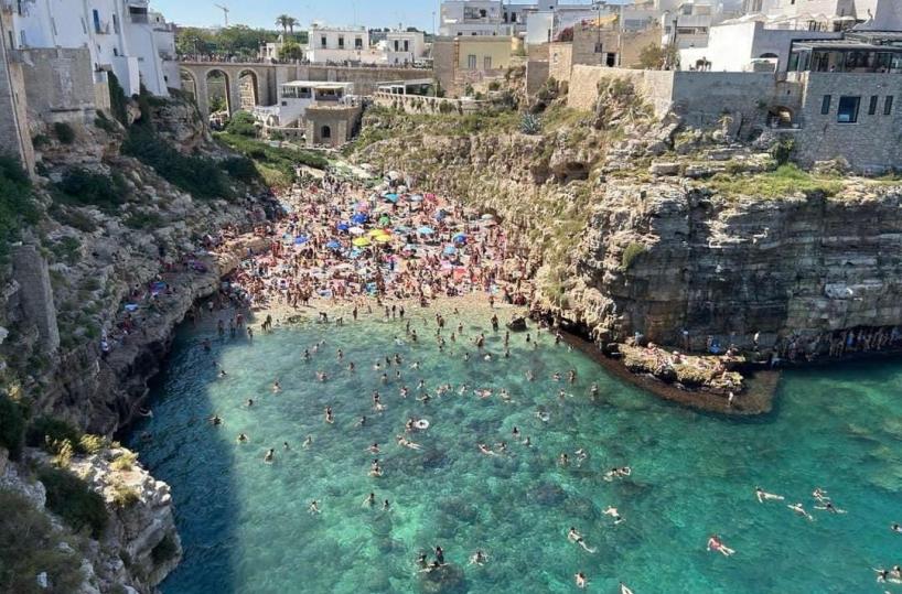 Il governatore toscano Giani elogia il mare della Puglia. Subissato di critiche: «Hai la Versilia e posti Polignano»