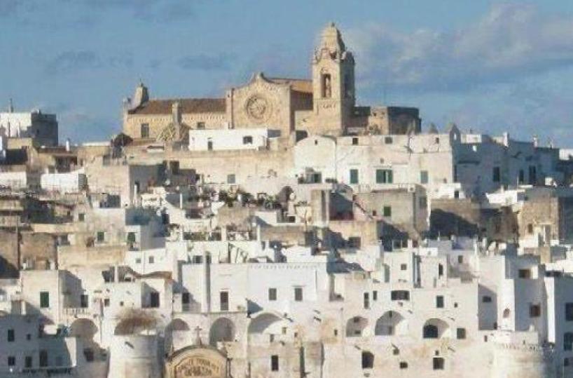 Ostuni, bufera su regole ristorante: «No a bimbi o cani, almeno 2 portate a testa». Ora sono state rimosse