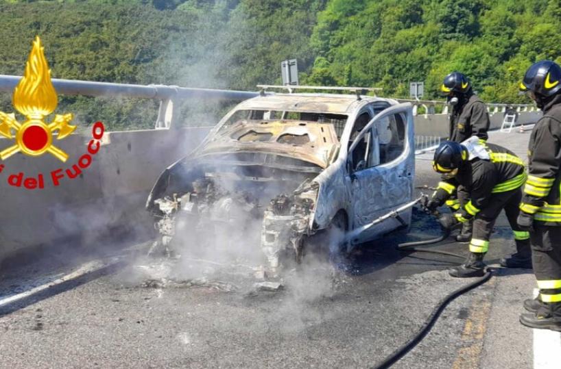 Auto diretta in Puglia prende fuoco sull'A16: salvi coniugi e tre cani