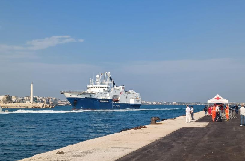 La Geo Barents attracca nel porto di Bari, a bordo ragazzini picchiati e stuprati