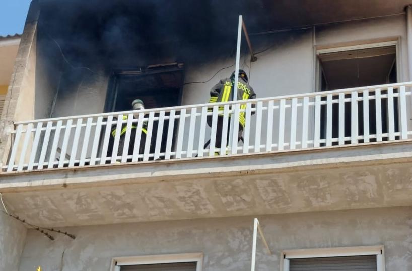 Torre S. Susanna, rogo in una camera da letto: casa invasa dal fumo