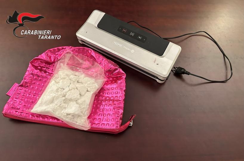 Taranto, prima la fuga sui tetti, poi l'arresto: 29enne bloccato con mezzo kg di cocaina
