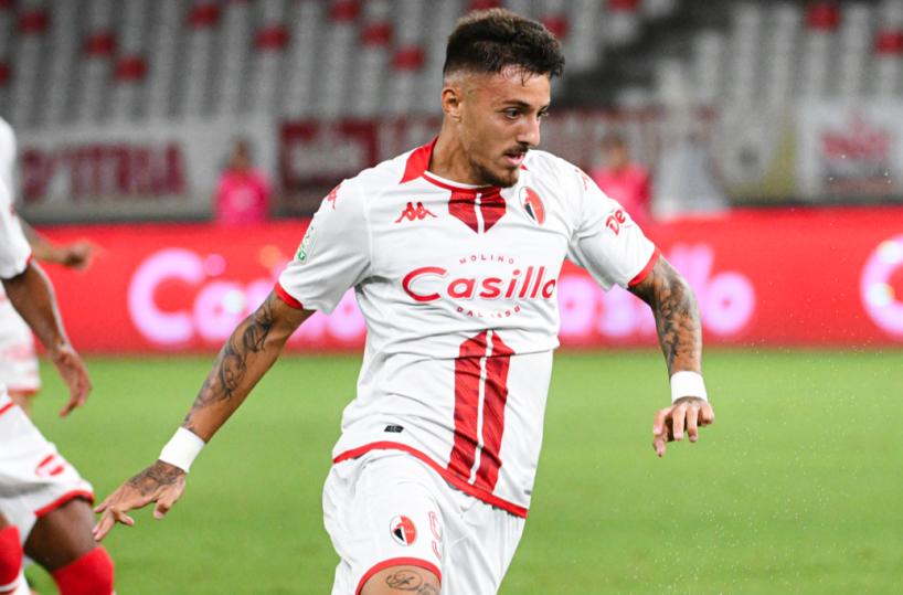 Bari, per la rivista SoccerBible la maglia della prima squadra è tra le 10 più belle d'Europa