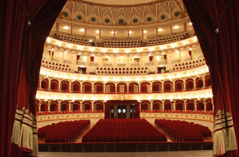 Bari, il debutto nell'opera dello stilista Capucci con la Turandot al «Petruzzelli» 