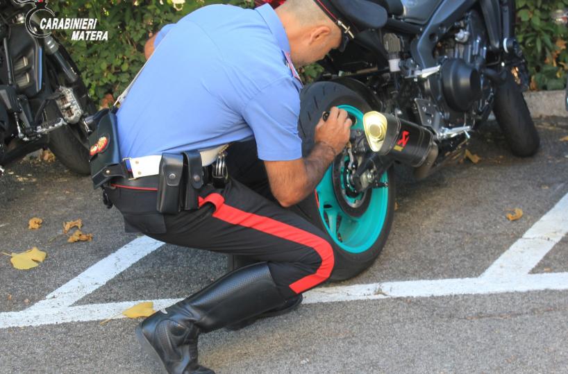 Matera, non rispetta l'alt dei cc e fugge guidando con la patente scaduta: denunciato