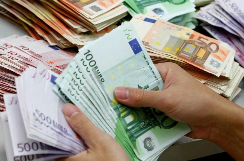 Taranto, la colf 47enne ruba ori per 40mila euro, anche le fedi nuziali: ai domiciliari