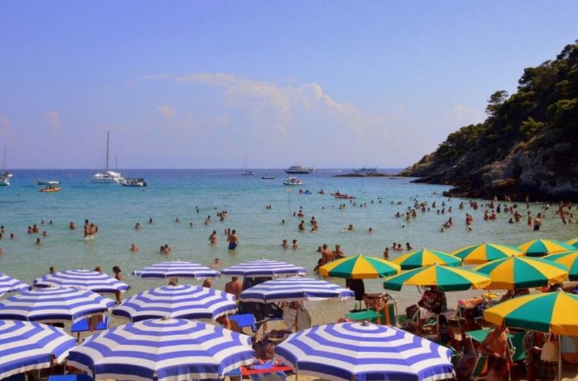 Lidi presi d’assalto nel Barese: «Mai così tanti stranieri»
