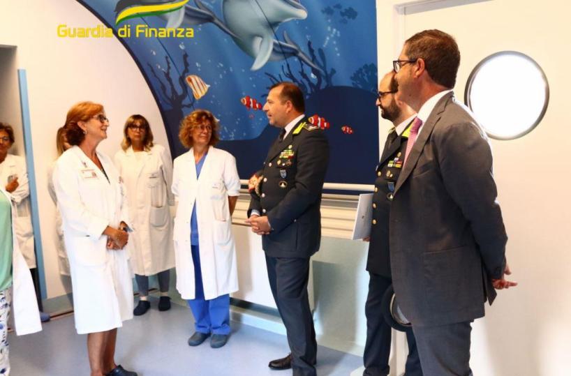 Bari, la GdF dona un assegno all'ospedale pediatrico Giovanni XXII