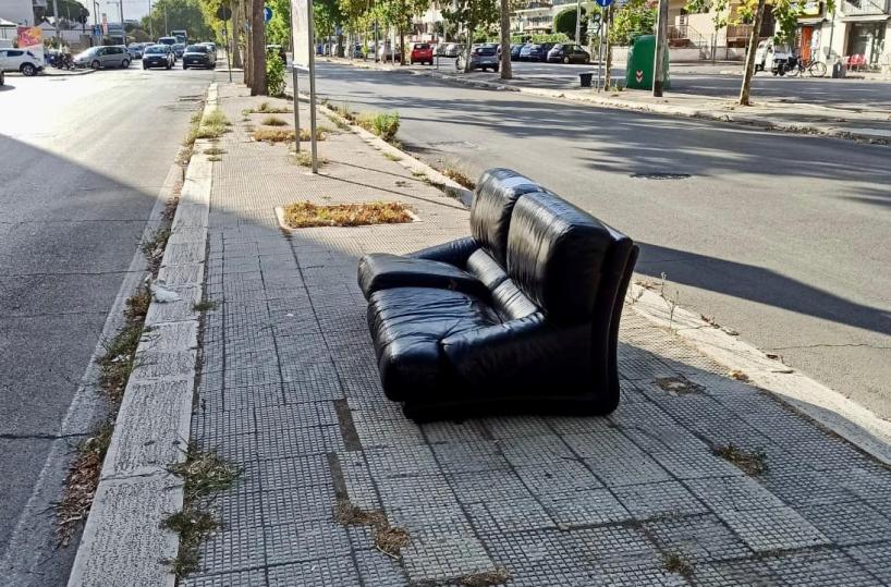 Bari, un divano abbandonato sullo spartitraffico: lo sdegno corre sui social
