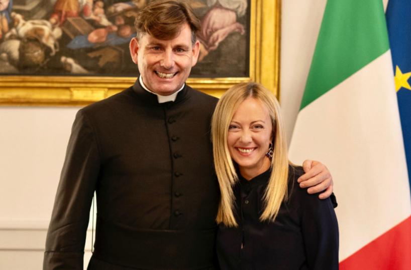 Criminalità, minacce a Giorgia Meloni: «Ma non mi fermo, vado a Caivano». Poi riceve don Antonio Coluccia a Palazzo Chigi