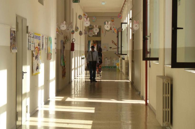 Brindisi, raid con furto alla scuola «Perasso»: ladri via con 5 digital board da 12mila euro