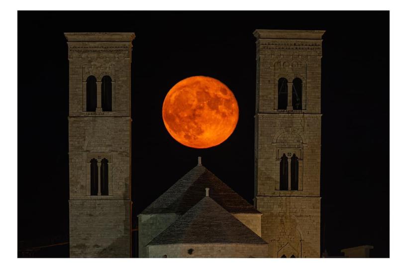 A Molfetta la Superluna è un medaglione d'oro tra i campanili del Duomo vecchio