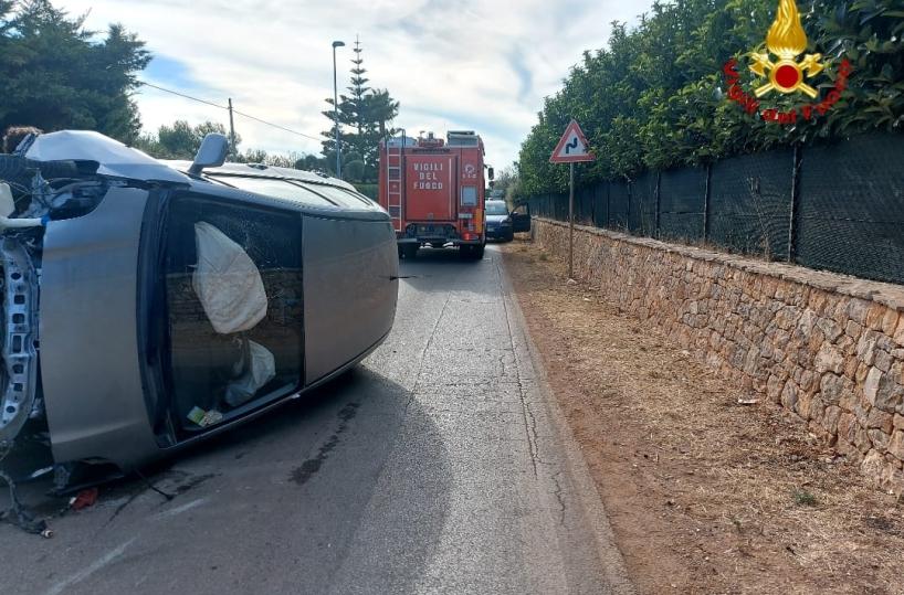 Carovigno, auto sbatte contro muretto e si ribalta: ferita una donna