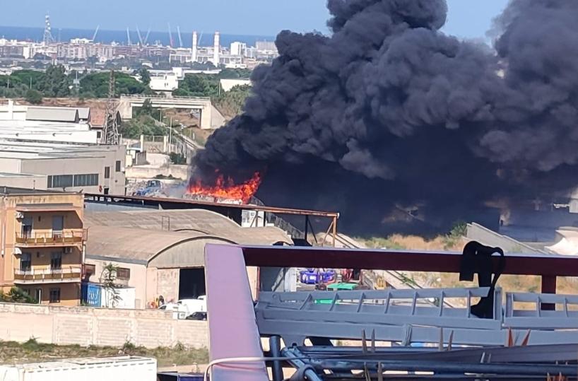Modugno, a fuoco rifiuti compattati in un capannone alle porte di Bari