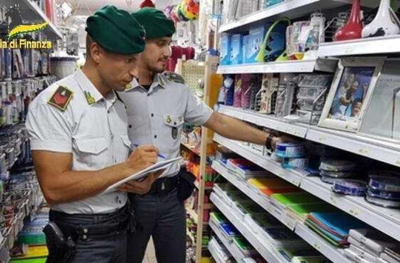 Taranto, bigiotteria e giocattoli pericolosi: 11mila prodotti sequestrati