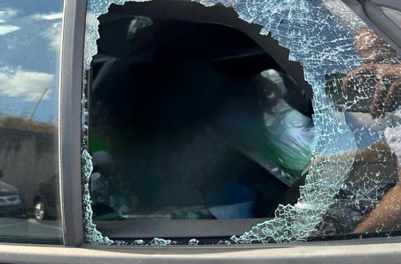 Bari, rompono finestrino auto di un turista per derubarlo: una carrozzeria ripara il danno gratuitamente