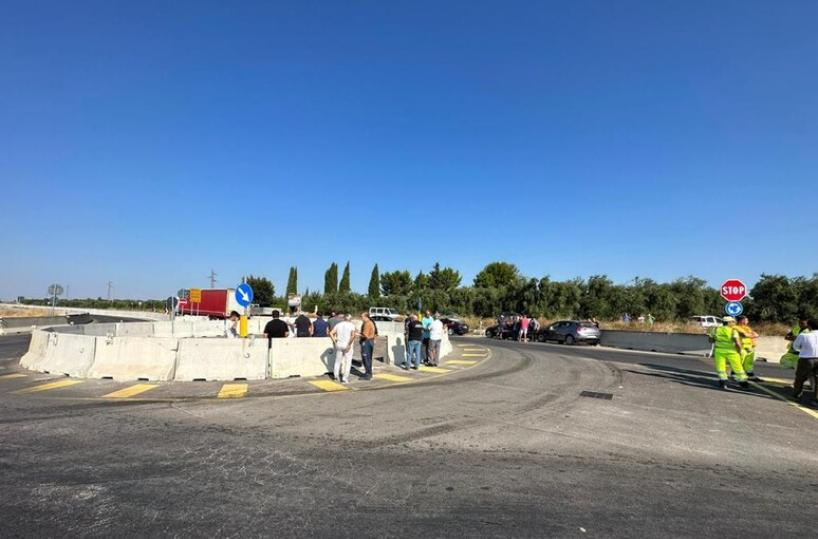Andria, tutti in strada per salvare la rotatoria di Montegrosso: scoppia la protesta