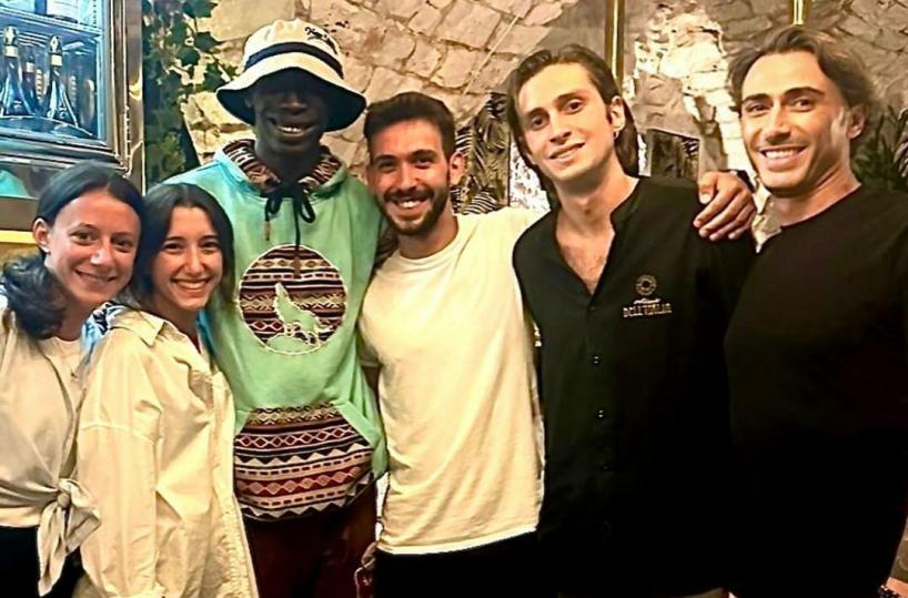Khaby, il tiktoker più famoso del mondo turista a Cisternino
