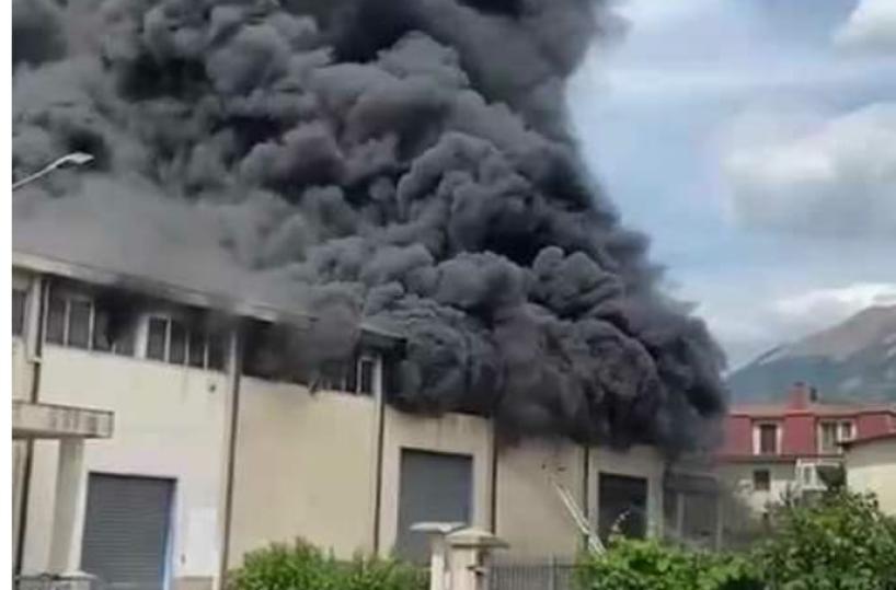 Incendio nel Potentino: in fiamme un capannone industriale