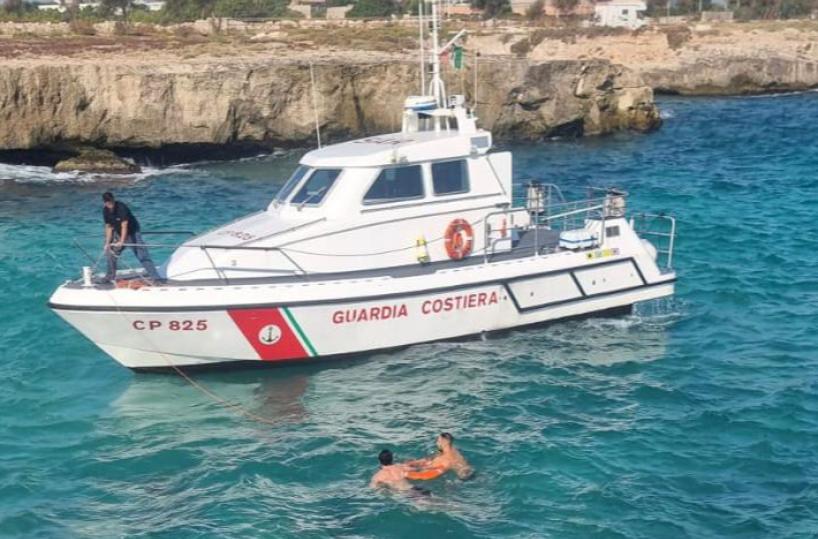 Monopoli, il mare lo trascina al largo: salvato dalla capitaneria di porto