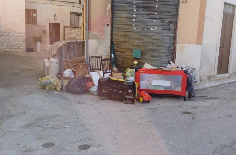 Andria, beccata mentre abbandona rifiuti per strada: multa salata