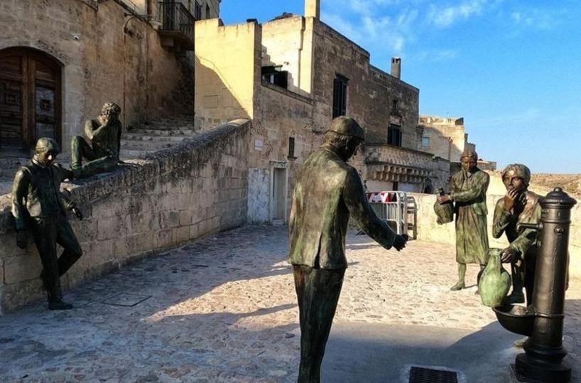 Matera, in via Muro nei Sassi ritorneranno in sicurezza le statue della Fontana dell'amore 