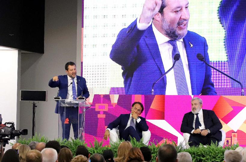 Salvini in Fiera del Levante, scontro Pd-Lega «Solo favolette». «Uno statista»