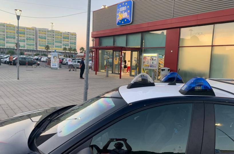 Brindisi, armati di pistola in due rapinano l'Eurospin e fuggono via