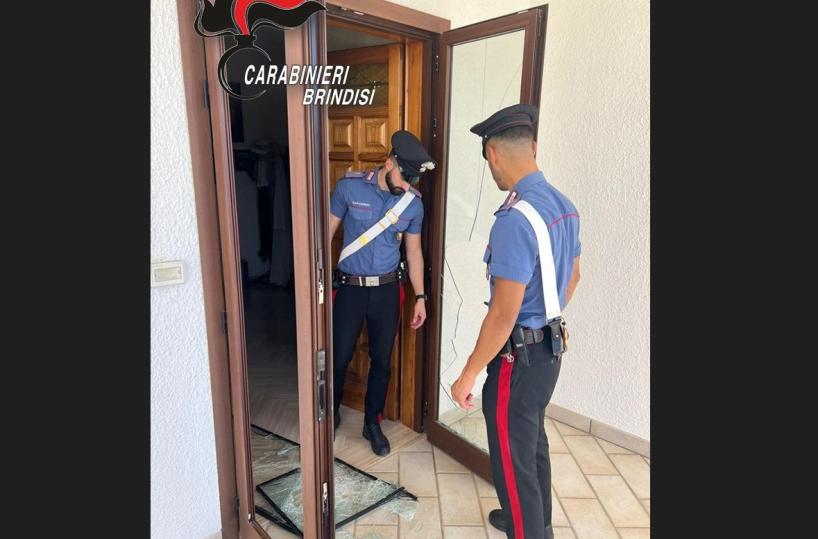 Carovigno, 79enne si barrica in casa e minaccia il suicidio: carabinieri lo salvano